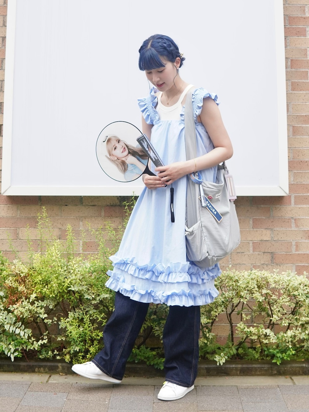 ブルー系のワンピース、グレー系のショルダーバッグ、ホワイト系のスニーカーを着用したレディースの夏コーディネートの2枚目の写真