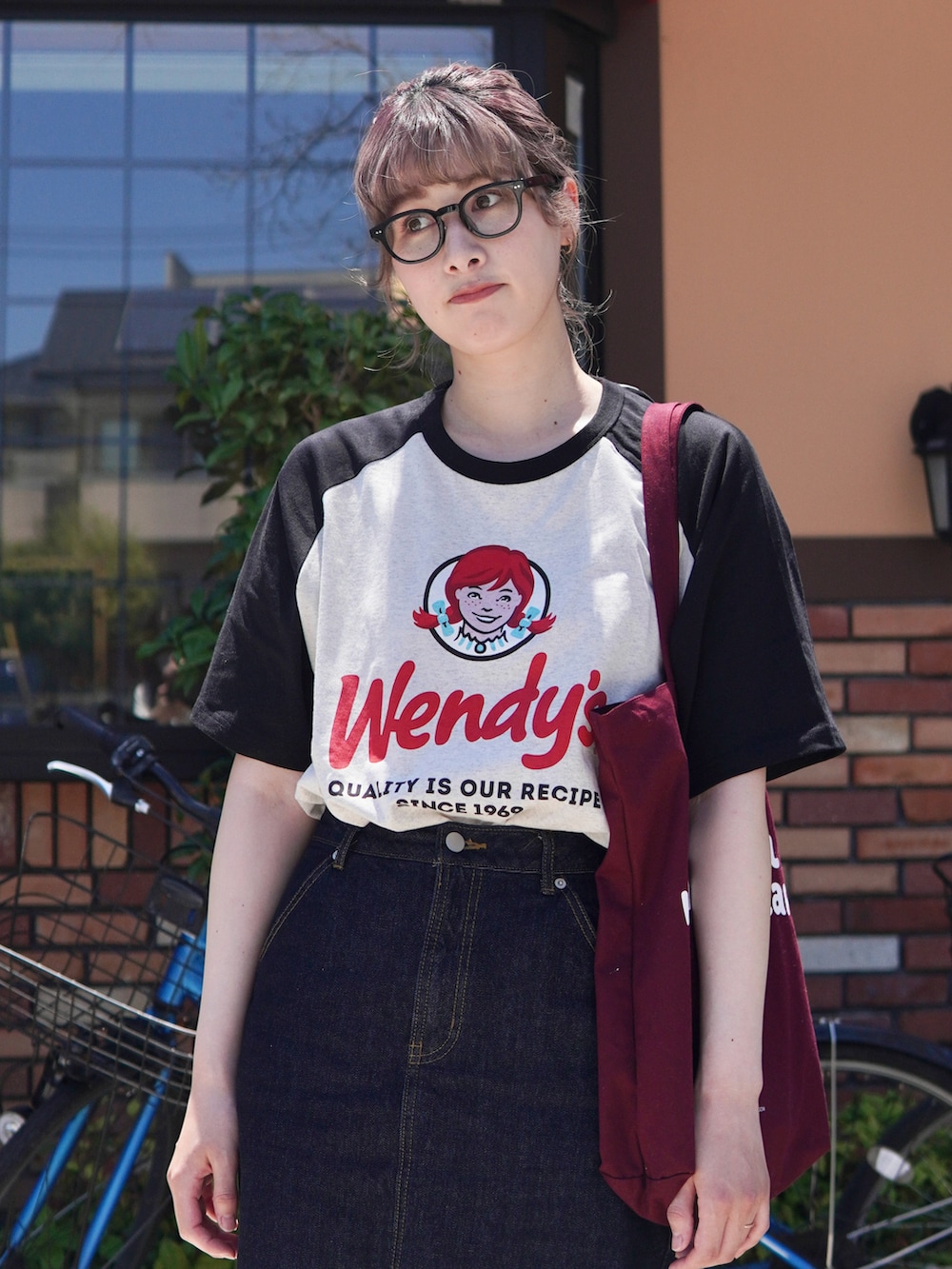「プチプラ、モノトーン、プリントT、デニム、スニーカー、メガネ女子、ラグランTシャツ、トートバッグ、きれいめカジュアル、デニムスカート、休日スタイル、Tシャツ、夏コーデ、シンプルコーデ、お出かけコーデ」｜「MONO-MART LADY'Sの【Wendy's】別注 ウェンディーズ ヴィンテージプリント ラグラン半袖Tシャツ（Tシャツ/カットソー、ブラック系）」を使った、ハヤシ　アンナさん（レディース・171cm）の夏コーディネートの3枚目の写真