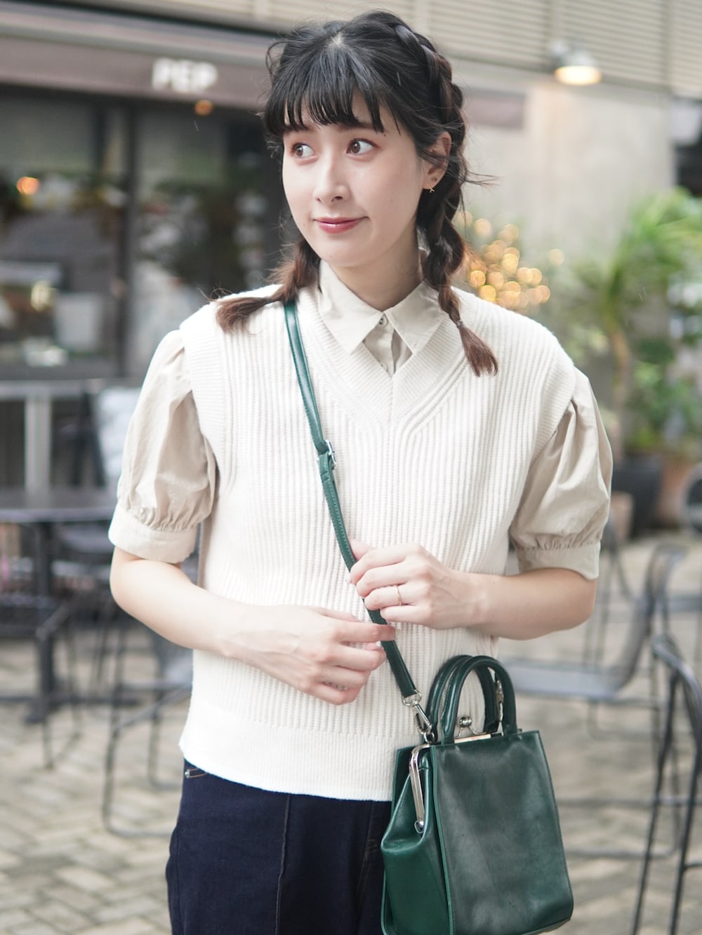 ブルー系のデニムパンツ、グリーン系のショルダーバッグ、グリーン系のローファーを着用したレディースの夏コーディネートの4枚目の写真