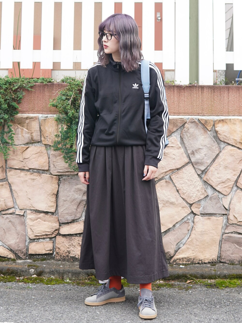 「メガネ女子、トラックジャケット、スニーカー、スポーツミックス、リュック、モノトーン、シンプルコーデ、きれいめカジュアル、ストリート、春夏コーデ、アウトドアスタイル、お出かけコーデ、休日スタイル、韓国ファッション、ロングスカート」｜「UNIVERSAL OVERALLのボリュームスカート / ウエストゴム / ロングスカート / VOLUME SKIRT（スカート、ブラック系）」を使った、ハヤシ　アンナさん（レディース・171cm）の春コーディネートの3枚目の写真