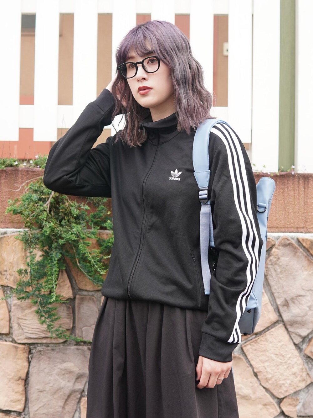 「メガネ女子、トラックジャケット、スニーカー、スポーツミックス、リュック、モノトーン、シンプルコーデ、きれいめカジュアル、ストリート、春夏コーデ、アウトドアスタイル、お出かけコーデ、休日スタイル、韓国ファッション、ロングスカート」｜「UNIVERSAL OVERALLのボリュームスカート / ウエストゴム / ロングスカート / VOLUME SKIRT（スカート、ブラック系）」を使った、ハヤシ　アンナさん（レディース・171cm）の春コーディネートの4枚目の写真