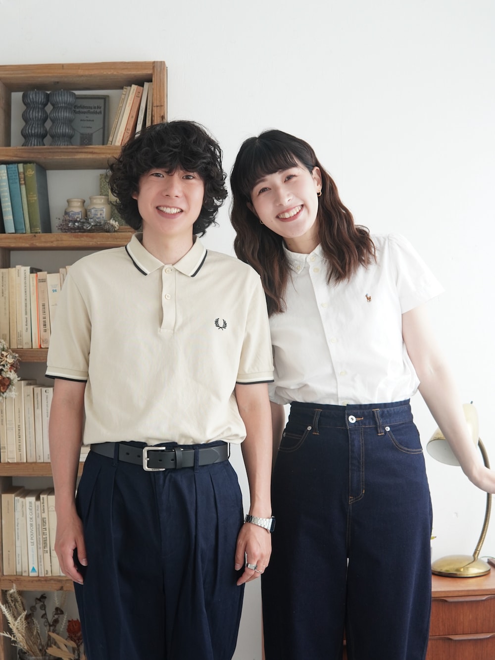 「夏ルックで気分アップ、デニム、半袖シャツ、カーブデニム、カーブパンツ、ブラウス、ショルダーバッグ、バレエシューズ、スカーフ、スカーフアレンジ、シンプルコーデ、お出かけコーデ、夏コーデ、きれいめカジュアル、ワイドパンツ」｜「A.P.C.のSAC DEMI-LUNE  24A（ショルダーバッグ、ブラック系）」を使った、ハヤシ　アンナさん（骨格ウェーブ・レディース・171cm）の夏コーディネートの5枚目の写真