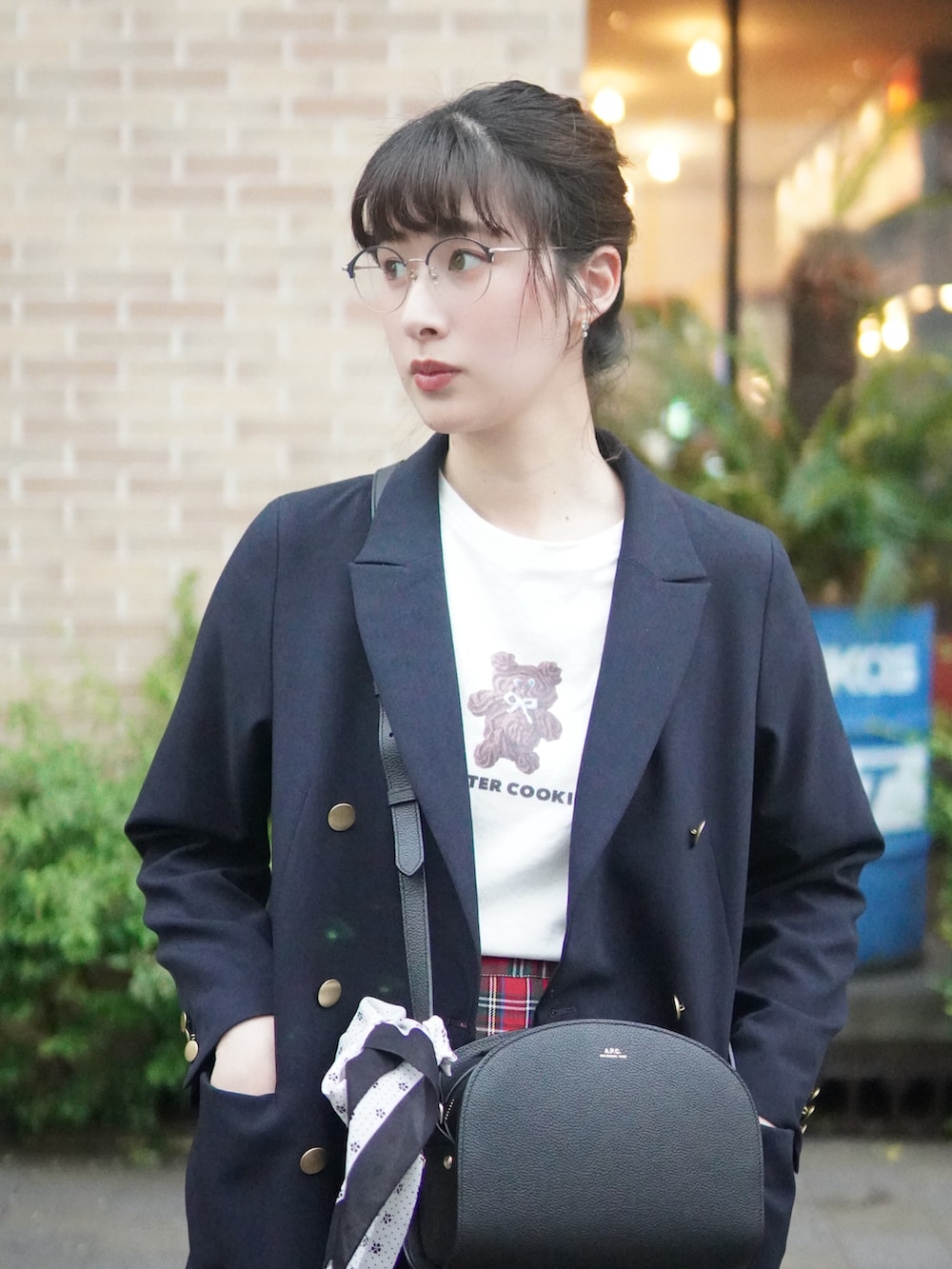 レッド系のスカート、ブラック系のローファー、ブルー系のその他アウターを着用したレディースの春コーディネートの3枚目の写真