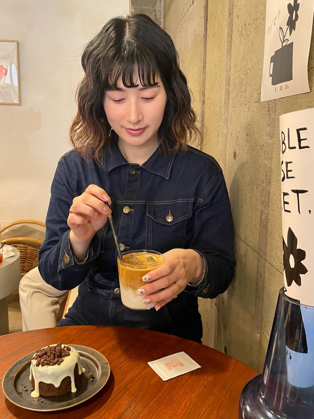 ブラック系のブーツ、ブルー系のワンピース、レッド系のトートバッグを着用したレディースの冬コーディネートの3枚目の写真