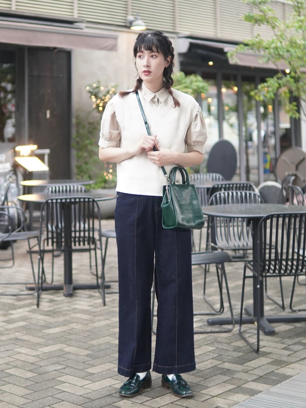 ブルー系のデニムパンツ、グリーン系のショルダーバッグ、グリーン系のローファーを着用したレディースの夏コーディネートの2枚目の写真