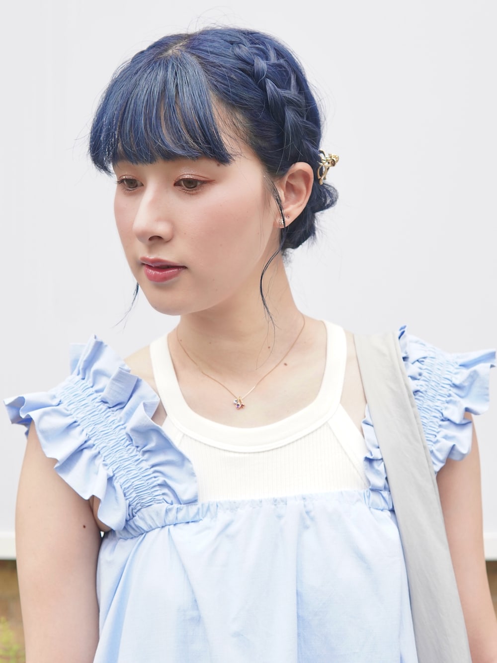 ブルー系のワンピース、グレー系のショルダーバッグ、ホワイト系のスニーカーを着用したレディースの夏コーディネートの4枚目の写真