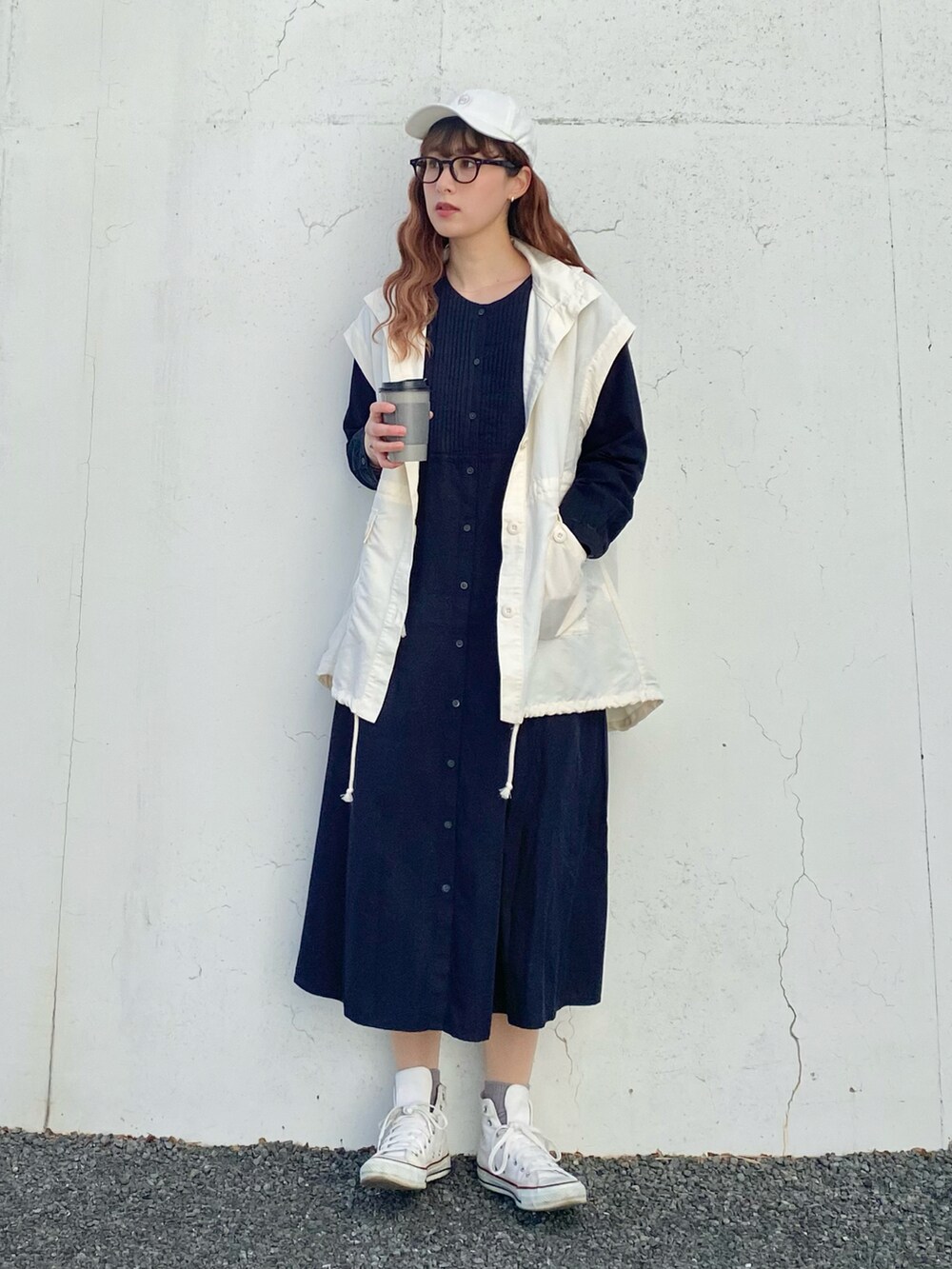 ブルー系のワンピース/ドレス、ホワイト系のスニーカー、ホワイト系のマウンテンパーカーを着用したレディースの春コーディネートの2枚目の写真