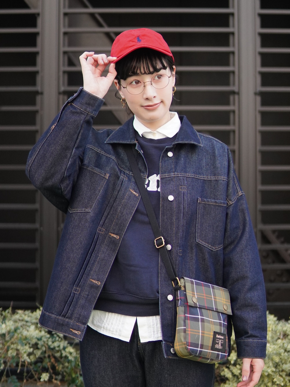 ブルー系のデニムパンツ、ブルー系のデニムジャケット、ブラウン系のローファーを着用したレディースの春コーディネートの3枚目の写真