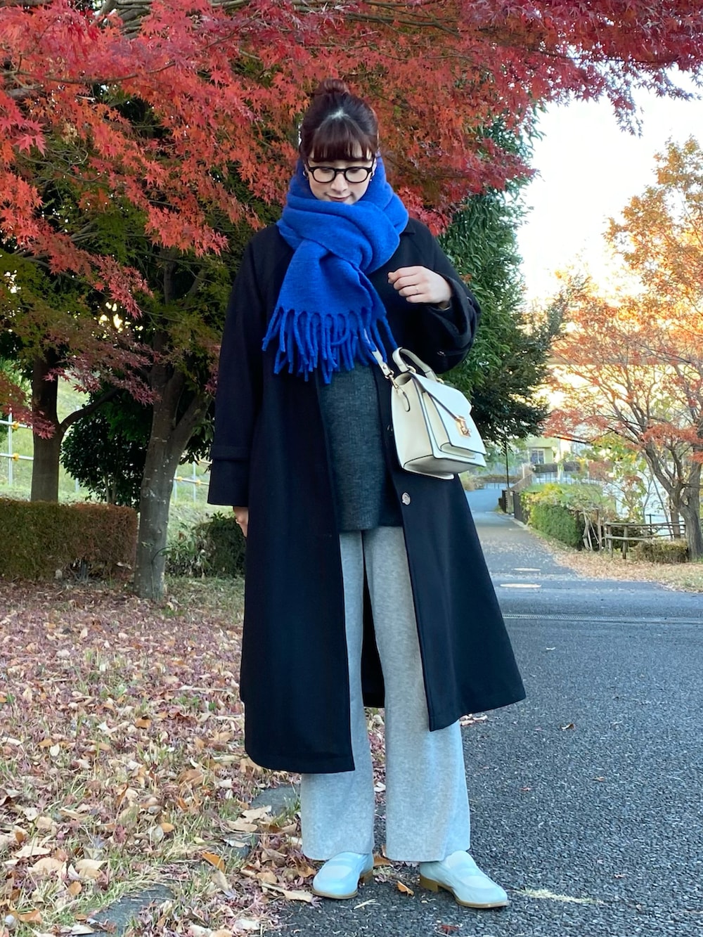 「メガネ女子、マフラーぐるぐる、ブルー、ローファー、ショルダーバッグ、ロングコート、モノトーンコーデ、プチプラ、休日スタイル、リブニット、冬アウター、マイベストコーデ2023、お出かけコーデ、新星WEARISTAにエントリー、マフラー」｜「KALENOのアイテム（ショルダーバッグ、ホワイト系）」を使った、ハヤシ　アンナさん（レディース・171cm）の冬コーディネートの2枚目の写真