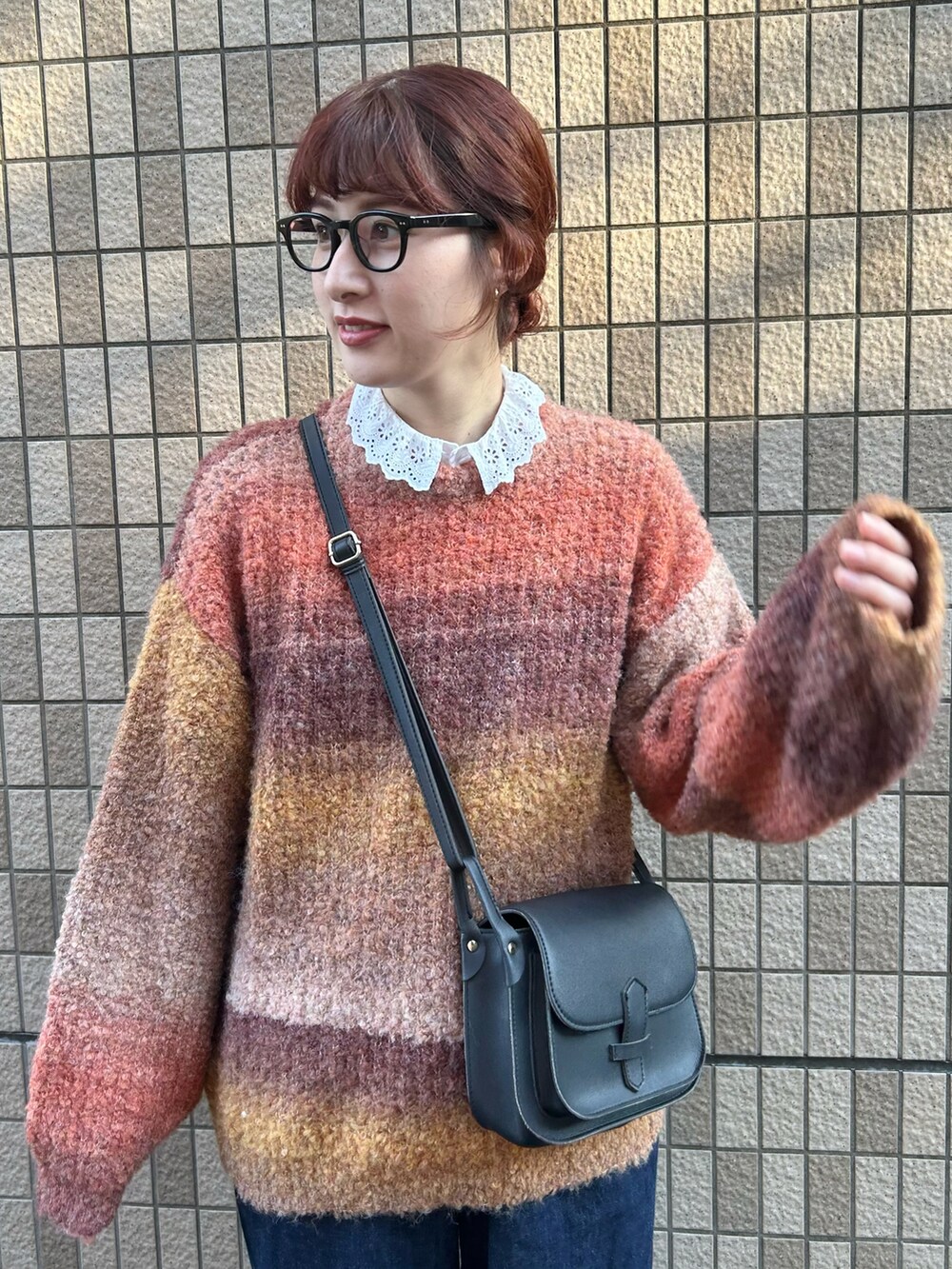 「グラデーション、ビッグシルエット、デニム、ワイドパンツ、きれいめカジュアル、メガネ女子、プチプラ、レイヤードスタイル、休日スタイル、ゆるコーデ、ショルダーバッグ、高身長女子、グラデーションニット、秋コーデ、秋服まるっと大公開」｜「UNIQLOのアイテム（パンツ、ブルー系）」を使った、ハヤシ　アンナさん（レディース・171cm）の秋コーディネートの3枚目の写真