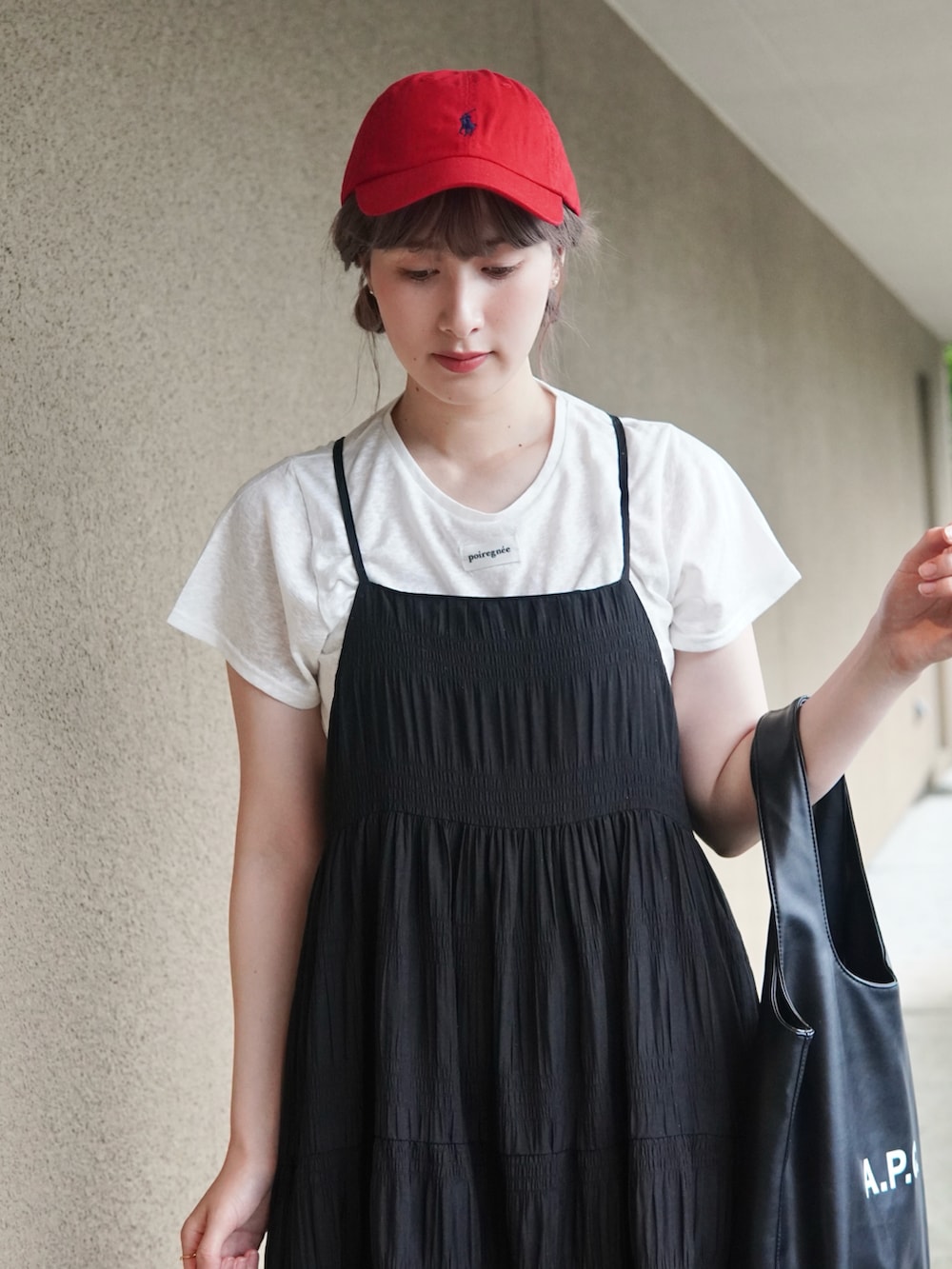 ホワイト系のTシャツ/カットソー、ブラック系のワンピース、ブラック系のレインシューズを着用したレディースの夏コーディネートの2枚目の写真