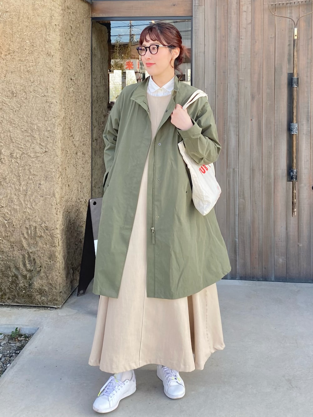 ホワイト系のスニーカー、ベージュ系のワンピース、ホワイト系のトートバッグを着用したレディースの春コーディネートの2枚目の写真