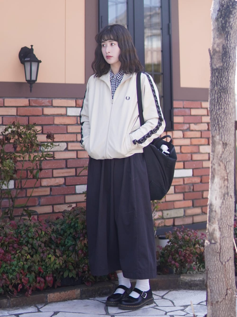 「春めき満開コーデ、スポーツミックス、春コーデ、春アウター、トラックジャケット、ロングスカート、ショルダーバッグ、モノトーン、レイヤードスタイル、チェック、きれいめカジュアル、お出かけコーデ、春色、革靴、スカート」｜「FRED PERRYのContrast Tape Track Jacket（ジャージ、ホワイト系）」を使った、ハヤシ　アンナさん（レディース・171cm）の春コーディネートの2枚目の写真
