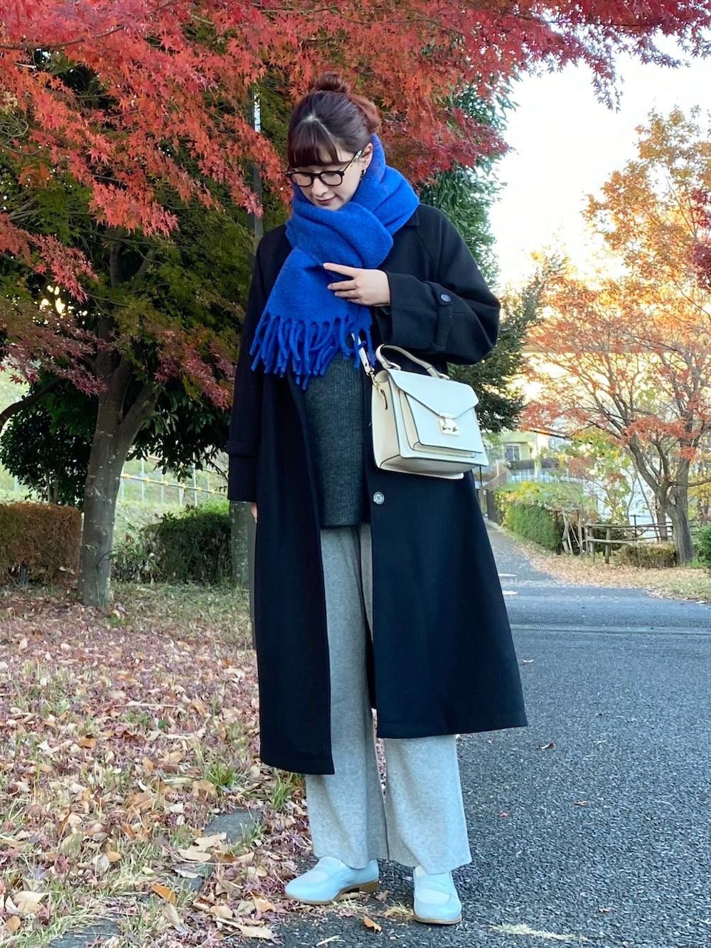 「メガネ女子、マフラーぐるぐる、ブルー、ローファー、ショルダーバッグ、ロングコート、モノトーンコーデ、プチプラ、休日スタイル、リブニット、冬アウター、マイベストコーデ2023、お出かけコーデ、新星WEARISTAにエントリー、マフラー」｜「KALENOのアイテム（ショルダーバッグ、ホワイト系）」を使った、ハヤシ　アンナさん（レディース・171cm）の冬コーディネートの3枚目の写真