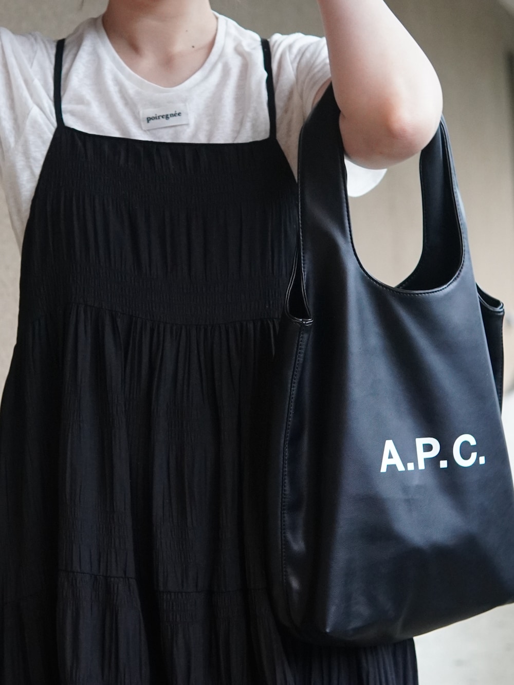 ホワイト系のTシャツ/カットソー、ブラック系のワンピース、ブラック系のレインシューズを着用したレディースの夏コーディネートの3枚目の写真