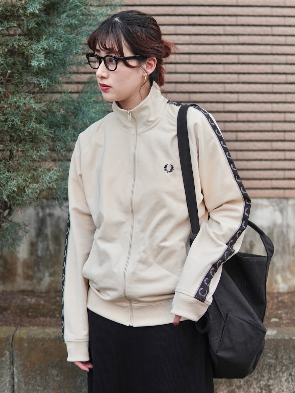 「メガネ女子、トラックジャケット、トートバッグ、ロングスカート、春アウター、春コーデ、スポーツミックス、きれいめカジュアル、シンプルコーデ、モノトーン、お出かけコーデ、タイトスカート、大人カジュアル、アウトドアスタイル、プチプラ」｜「L.L.Beanの【別注】＜L.L.Bean＞グローサリー トートバッグ（トートバッグ、ブラック系）」を使った、ハヤシ　アンナさん（レディース・171cm）の春コーディネートの3枚目の写真