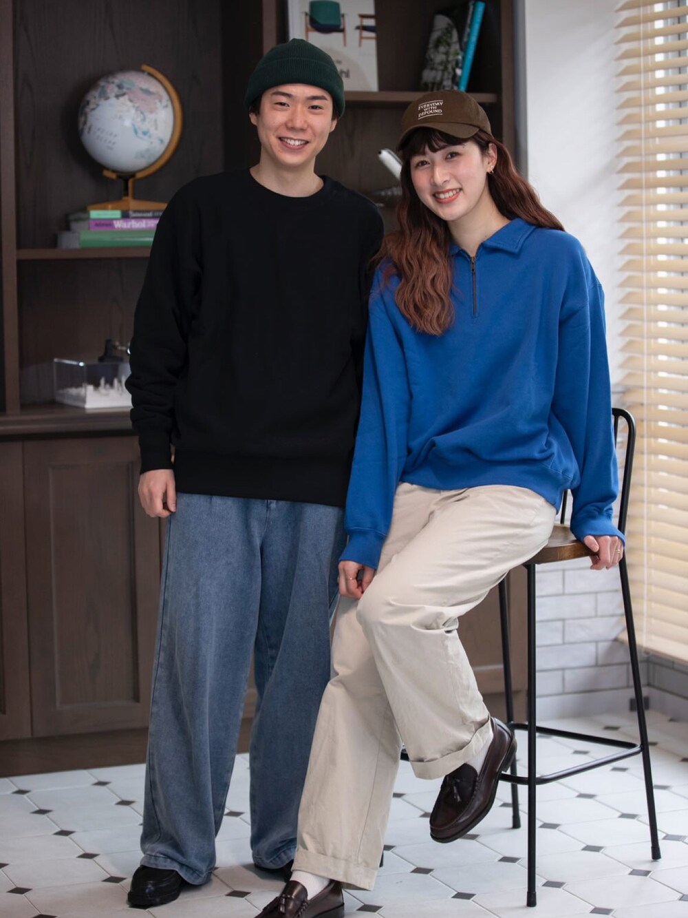 ベージュ系のその他パンツ、ブルー系のスウェット、ブラウン系のローファーを着用したレディースの冬コーディネートの3枚目の写真