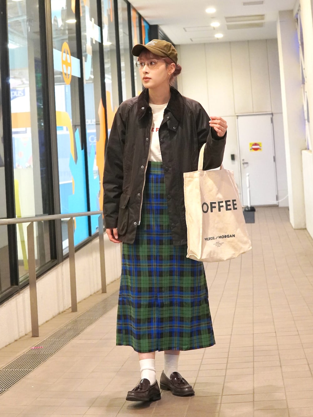 「ブラウン、冬アウター、barbour、チェック、チェックスカート、ローファー、キャップ、トートバッグ、プチプラ、ロンT、きれいめカジュアル、お出かけコーデ、冬コーデ、ロングスカート、レイヤードスタイル」|「GILDANのGILDAN アソートロゴ オーバーサイズ プリント ロンTEE(Tシャツ/カットソー、ホワイト系)」を使った、ハヤシ アンナさん(レディース・171cm)の秋コーディネートの2枚目の写真