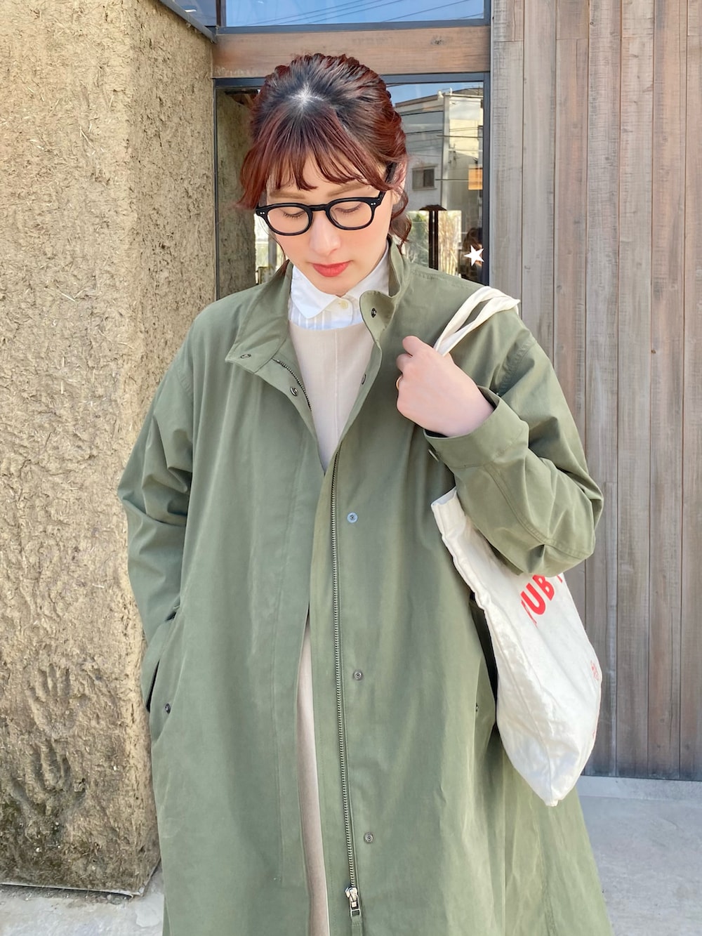 ホワイト系のスニーカー、ベージュ系のワンピース、ホワイト系のトートバッグを着用したレディースの春コーディネートの3枚目の写真