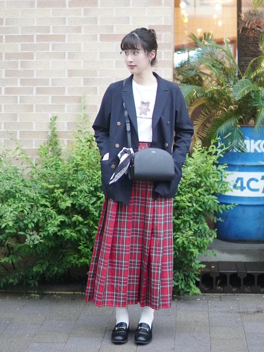 レッド系のスカート、ブラック系のローファー、ブルー系のその他アウターを着用したレディースの春コーディネートの2枚目の写真