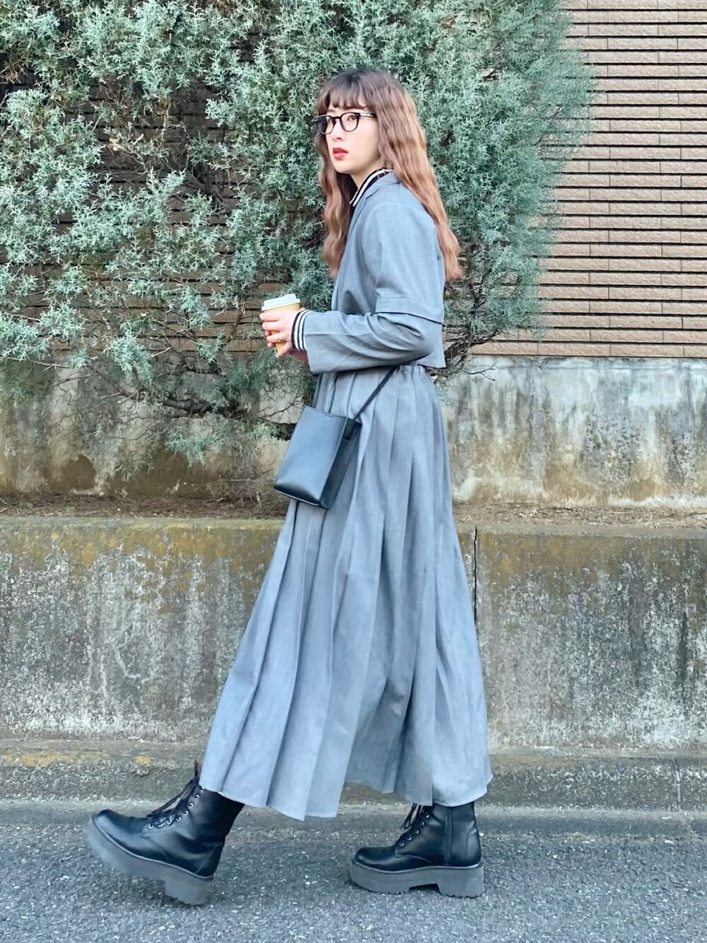 「春服デビュー宣言、セットアップ、ロングスカート、ジャケット、厚底シューズ、ミニバッグ、ショルダーバッグ、スクエアバッグ、メガネ女子、モノトーン、ワントーンコーデ、春コーデ、きれいめカジュアル、韓国ファッション、プチプラ」｜「BONLECILLの配色変形ハイネックリブニットプルオーバー（ニット/セーター、ブラック系）」を使った、ハヤシ　アンナさん（レディース・171cm）の春コーディネートの2枚目の写真