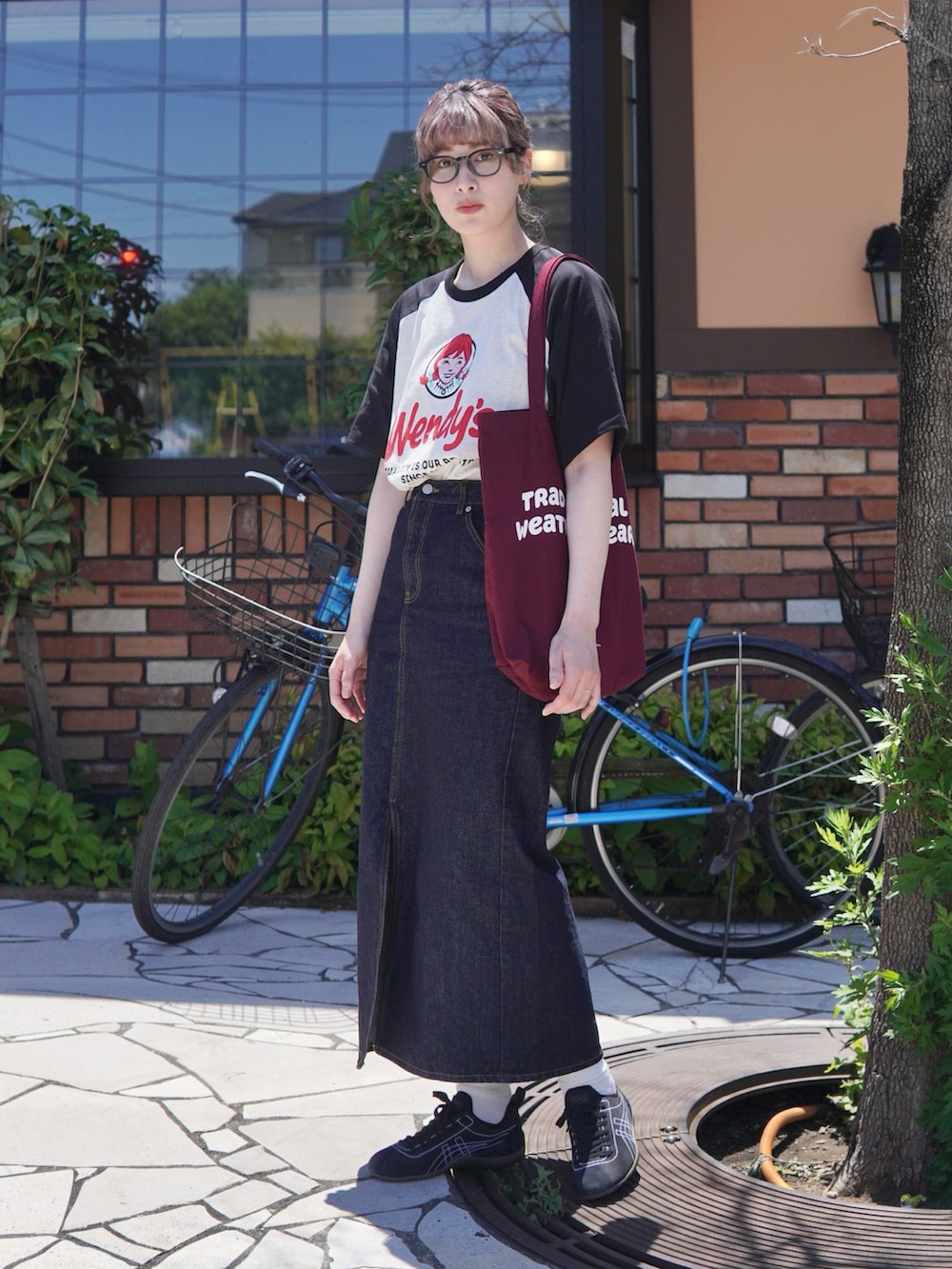 「プチプラ、モノトーン、プリントT、デニム、スニーカー、メガネ女子、ラグランTシャツ、トートバッグ、きれいめカジュアル、デニムスカート、休日スタイル、Tシャツ、夏コーデ、シンプルコーデ、お出かけコーデ」｜「MONO-MART LADY'Sの【Wendy's】別注 ウェンディーズ ヴィンテージプリント ラグラン半袖Tシャツ（Tシャツ/カットソー、ブラック系）」を使った、ハヤシ　アンナさん（レディース・171cm）の夏コーディネートの2枚目の写真