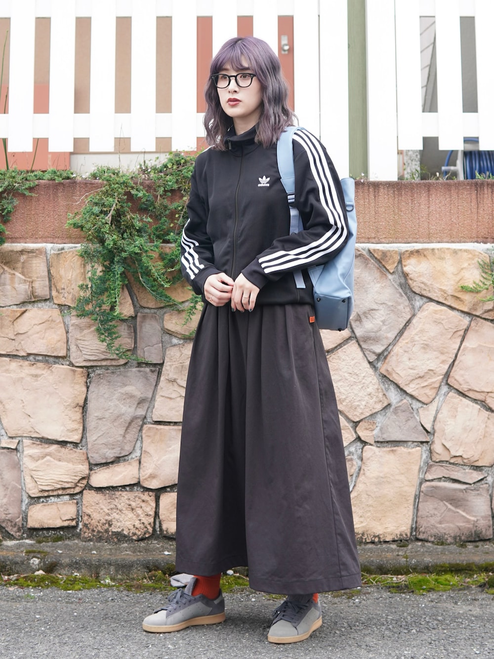 「メガネ女子、トラックジャケット、スニーカー、スポーツミックス、リュック、モノトーン、シンプルコーデ、きれいめカジュアル、ストリート、春夏コーデ、アウトドアスタイル、お出かけコーデ、休日スタイル、韓国ファッション、ロングスカート」｜「UNIVERSAL OVERALLのボリュームスカート / ウエストゴム / ロングスカート / VOLUME SKIRT（スカート、ブラック系）」を使った、ハヤシ　アンナさん（レディース・171cm）の春コーディネートの2枚目の写真