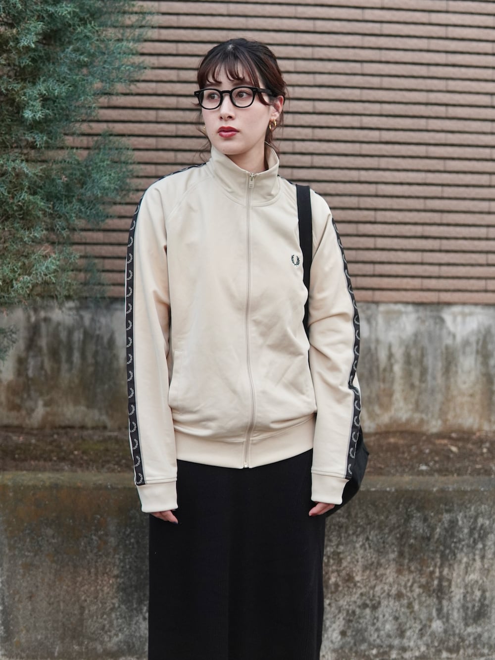 「メガネ女子、トラックジャケット、トートバッグ、ロングスカート、春アウター、春コーデ、スポーツミックス、きれいめカジュアル、シンプルコーデ、モノトーン、お出かけコーデ、タイトスカート、大人カジュアル、アウトドアスタイル、プチプラ」｜「L.L.Beanの【別注】＜L.L.Bean＞グローサリー トートバッグ（トートバッグ、ブラック系）」を使った、ハヤシ　アンナさん（レディース・171cm）の春コーディネートの2枚目の写真