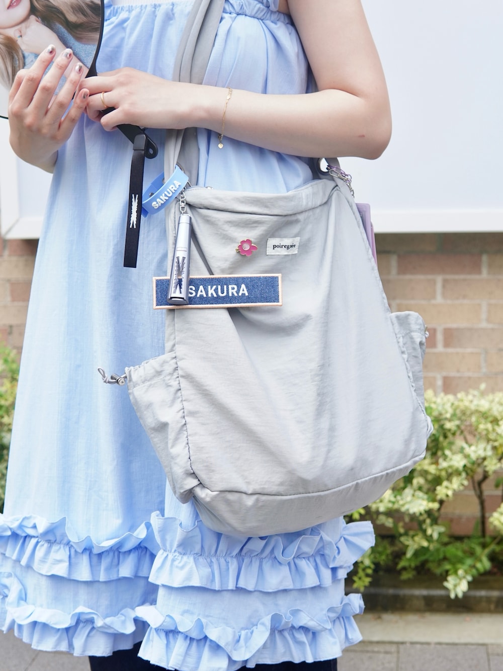 ブルー系のワンピース、グレー系のショルダーバッグ、ホワイト系のスニーカーを着用したレディースの夏コーディネートの3枚目の写真