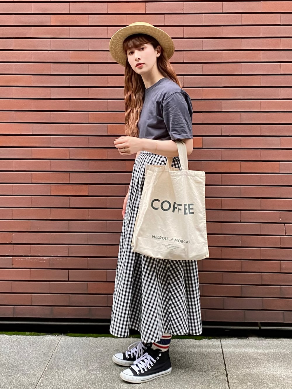 その他のスカート、ホワイト系のトートバッグ、グレー系のTシャツ/カットソーを着用したレディースの夏コーディネートの2枚目の写真