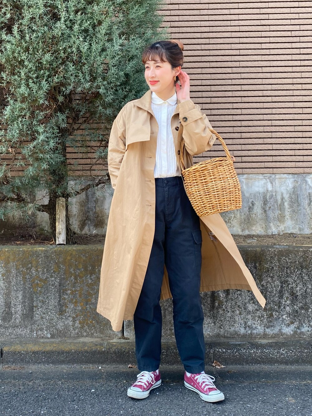 ブルー系のパンツ、レッド系のスニーカー、ブラウン系のバッグを着用したレディースの春コーディネートの2枚目の写真