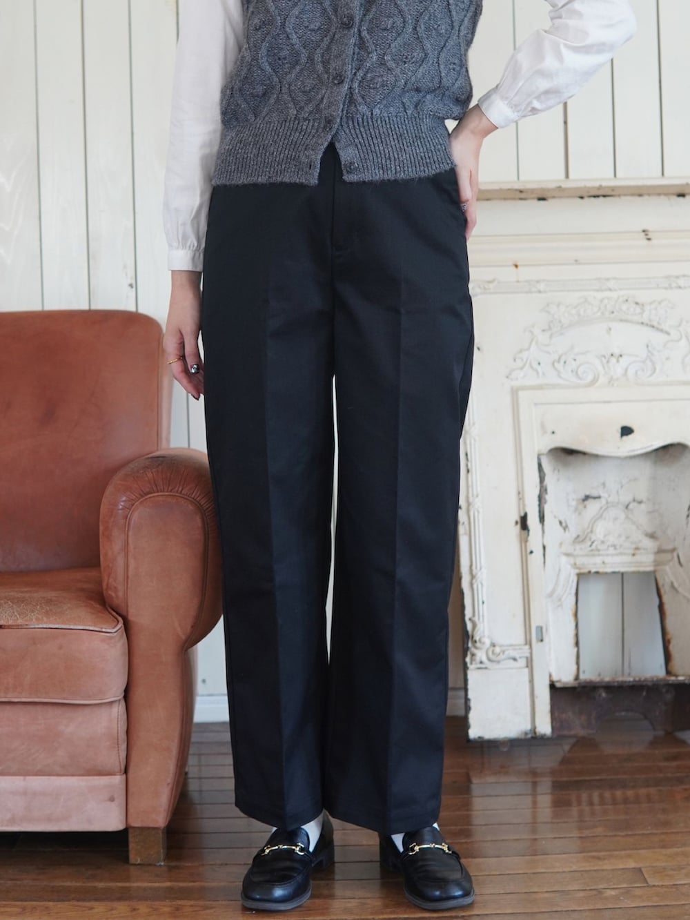 イエロー系のチノパンツ、ブラック系のショルダーバッグ、ブラック系のローファーを着用したレディースの秋コーディネートの3枚目の写真