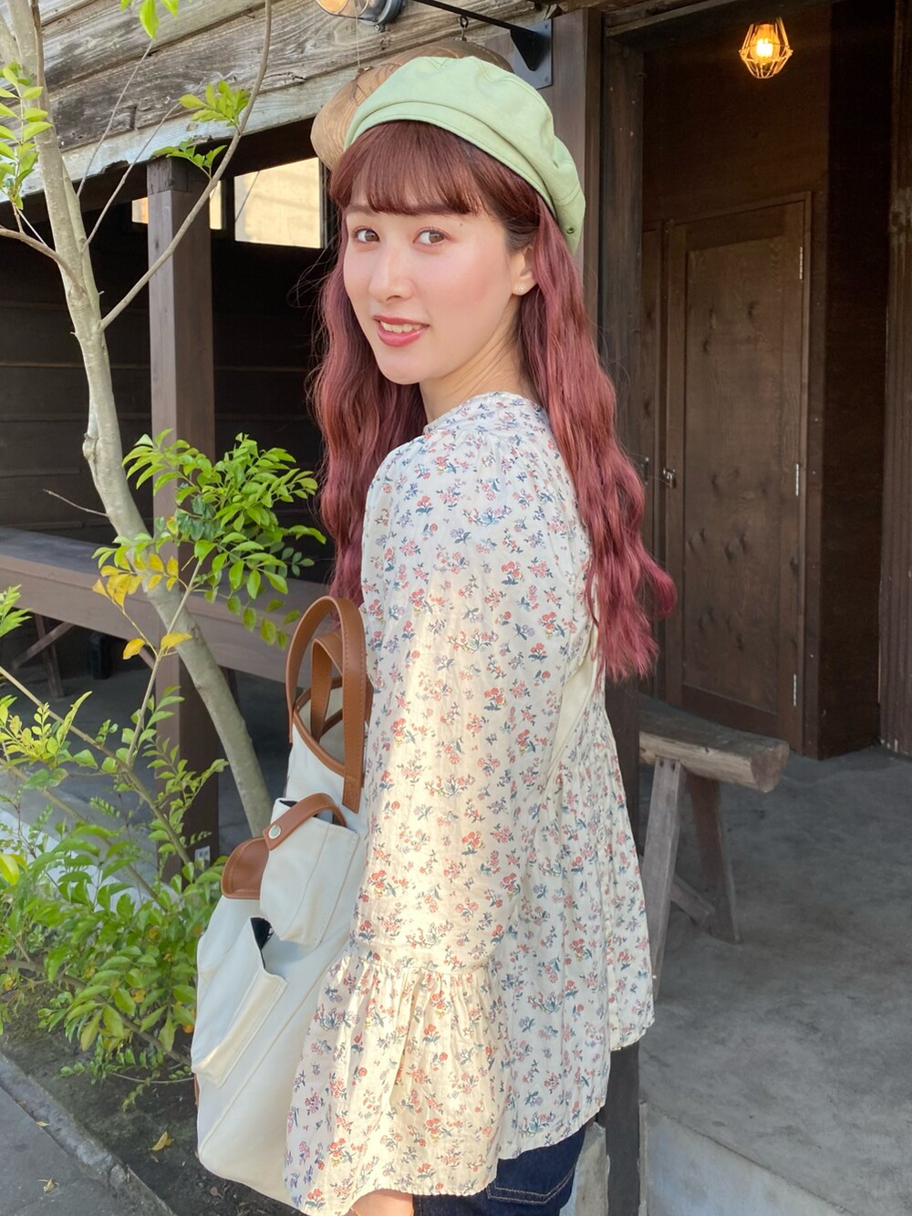 「今日のコスメと服、ベレー帽、バギーパンツ、デニム、コンバース、トートバッグ、春夏コーデ、きれいめカジュアル、スニーカー、白スニーカー、ゆるコーデ、プチプラ、ショルダーバッグ、高身長女子、花柄ブラウス」｜「OVERRIDEのOVERRIDE  OGC BACKSATIN BERET SG（ハンチング/ベレー帽、グリーン系）」を使った、ハヤシ　アンナさん（レディース・171cm）の春コーディネートの2枚目の写真