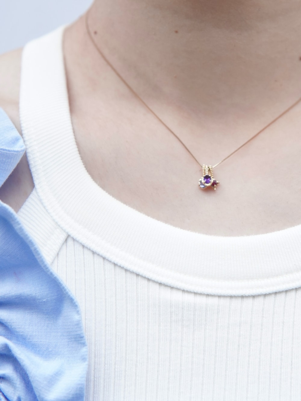 ブルー系のワンピース、グレー系のショルダーバッグ、ホワイト系のスニーカーを着用したレディースの夏コーディネートの5枚目の写真