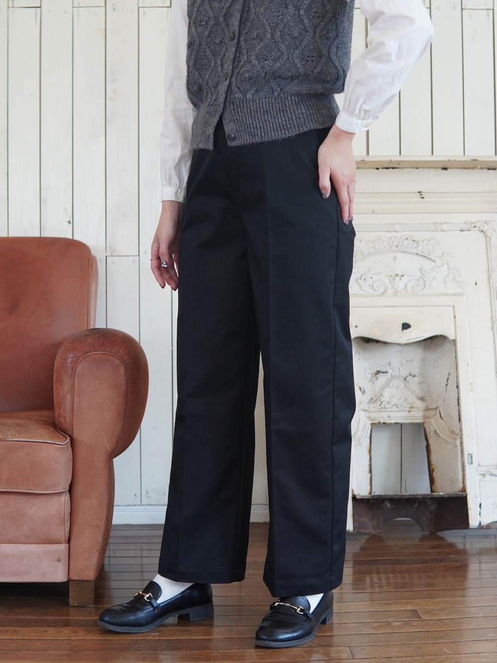 イエロー系のチノパンツ、ブラック系のショルダーバッグ、ブラック系のローファーを着用したレディースの秋コーディネートの4枚目の写真