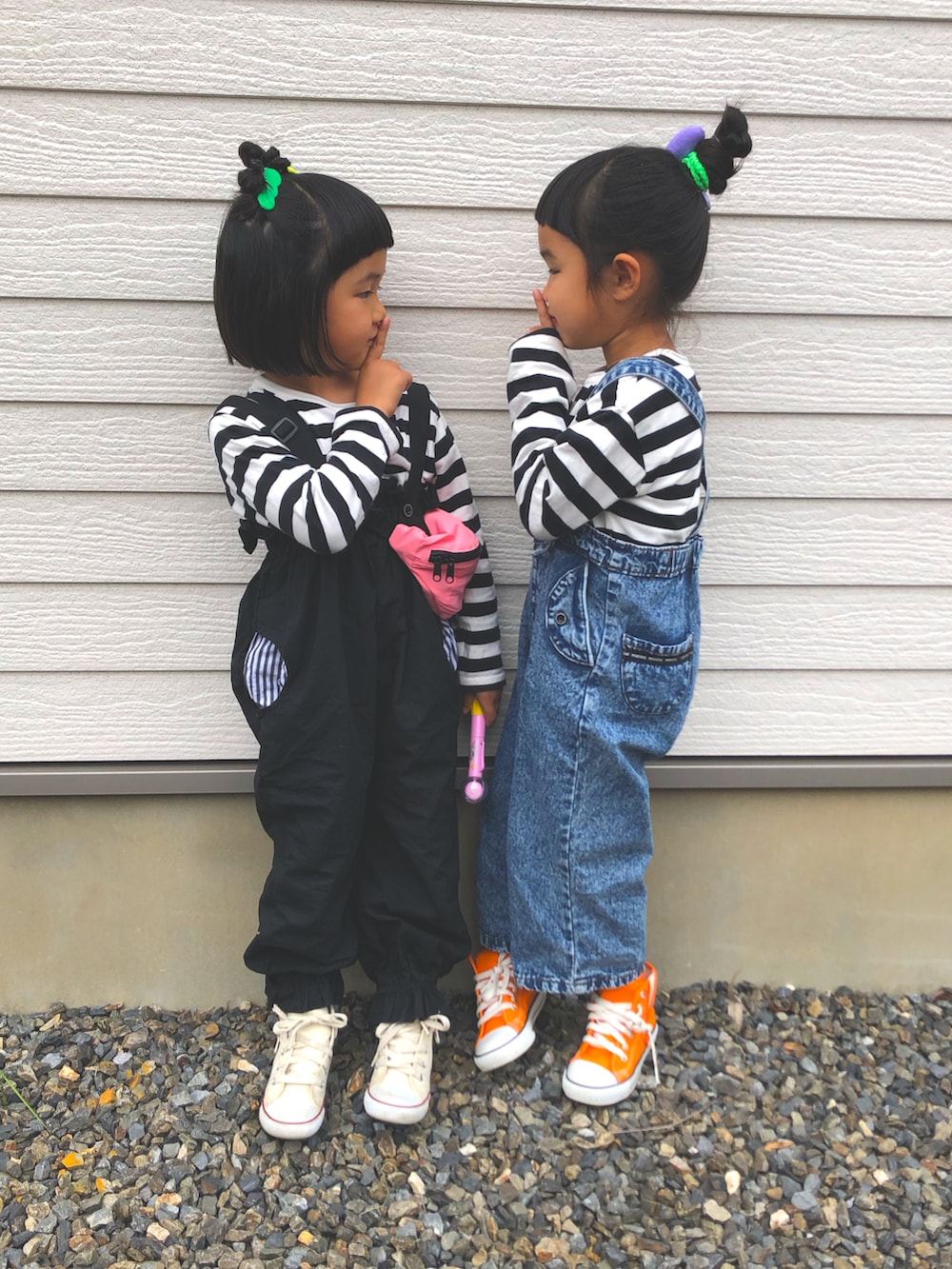 レッド系のスカート、ホワイト系のスニーカー、その他のTシャツ/カットソーを着用したキッズの春コーディネートの2枚目の写真