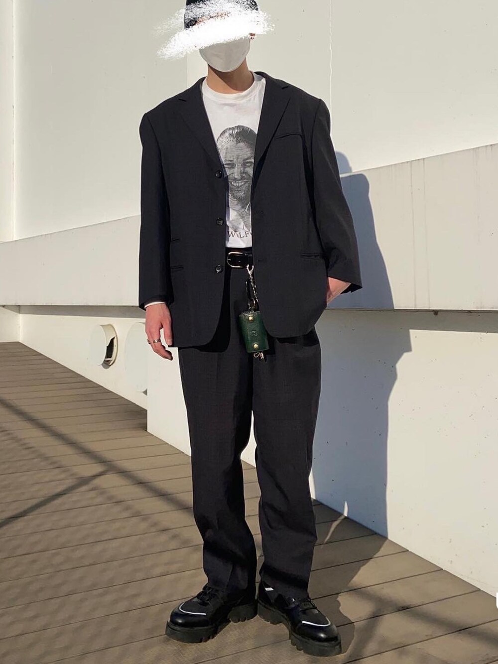 ホワイト系のTシャツ/カットソー、ブルー系のジャケット/アウター、ブラック系のブーツを着用したメンズの冬コーディネートの2枚目の写真