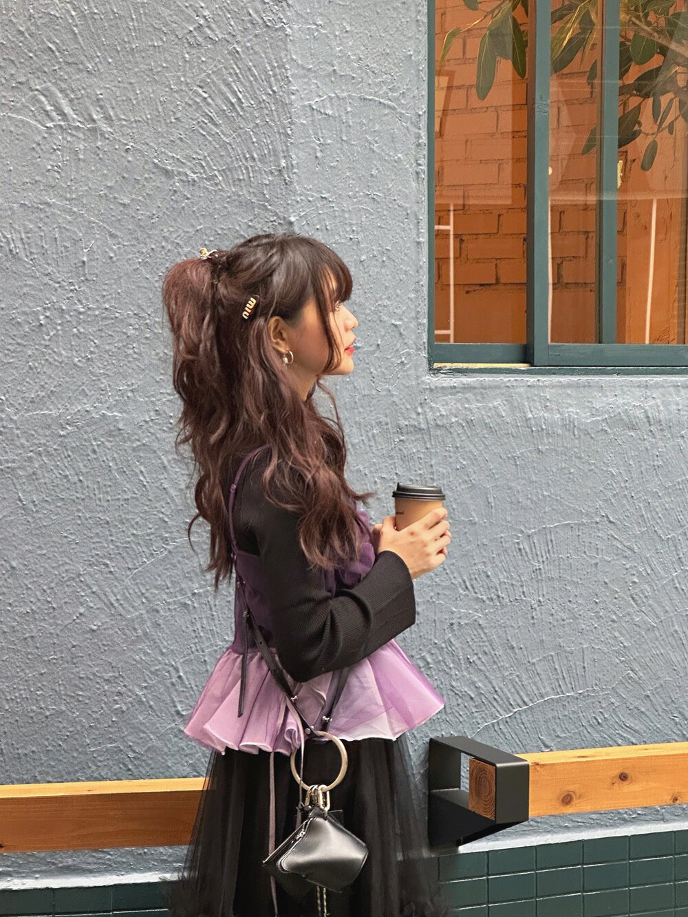 「春服デビュー宣言、春服コーデ、オトナカジュアル、大人女子、休日コーデ、オトナカワイイ、キレイめ、ブラック、ロングワンピース、骨格ウェーブ、重ね着、黒コーデ、私の推しブランド、プチプラ、シンプルコーデ」｜「LA BELLE ETUDEのペプラムビスチェ（ベスト、パープル系）」を使った、YokiChenさん（レディース・158cm）の春コーディネートの4枚目の写真