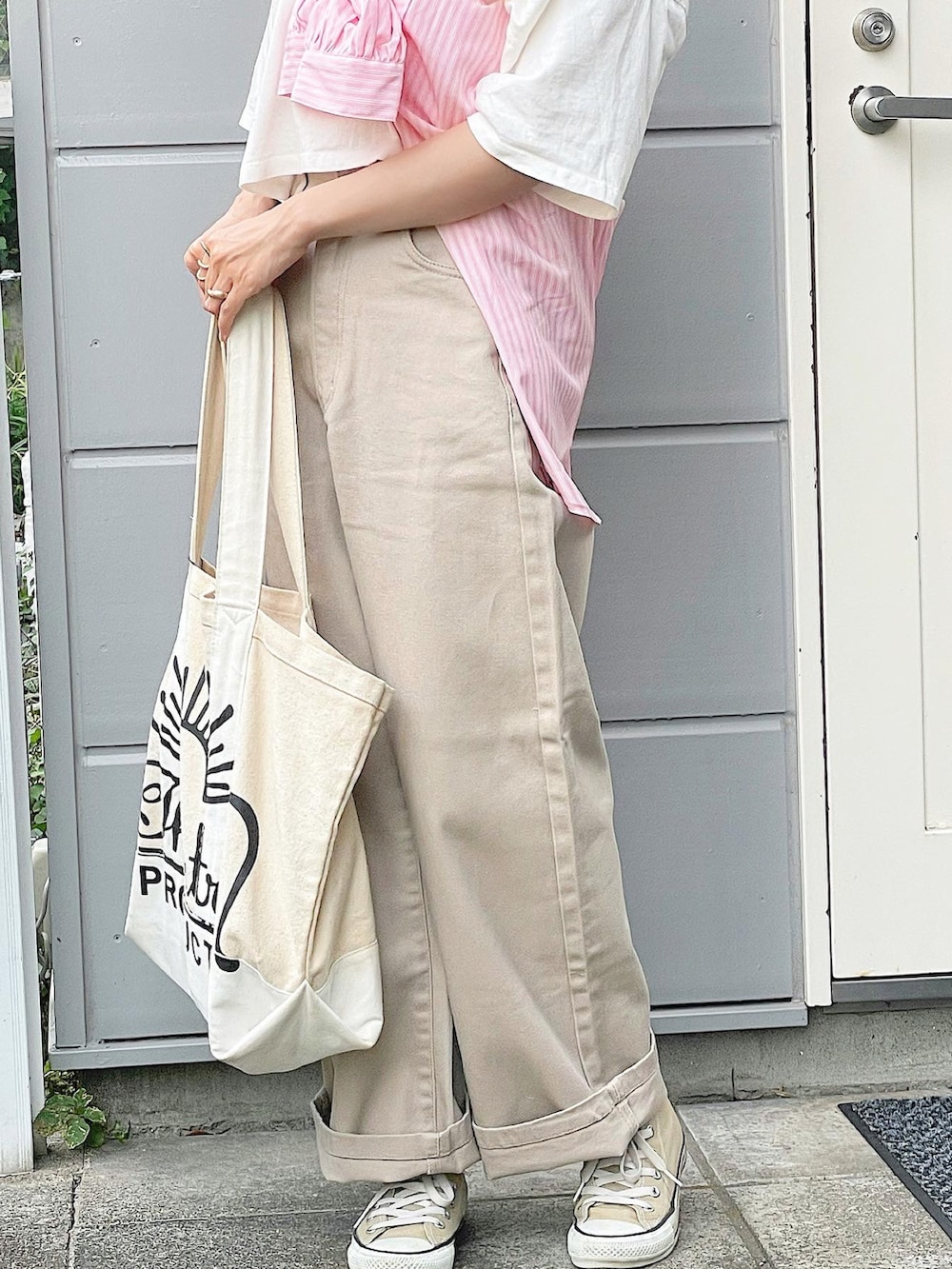 「夏、オトナ女子、着回しコーデ、カジュアル、シンプル、プチプラコーデ、低身長コーデ、おしゃれさんと繋がりたい、白Tシャツ、ストライプシャツ、淡色コーデ、オトナカジュアル」｜「moment+の綿100％先染めストライプ.長袖ビッグシルエットシャツ（シャツ/ブラウス、ピンク系）」を使った、YokiChenさん（レディース・158cm）の夏コーディネートの4枚目の写真
