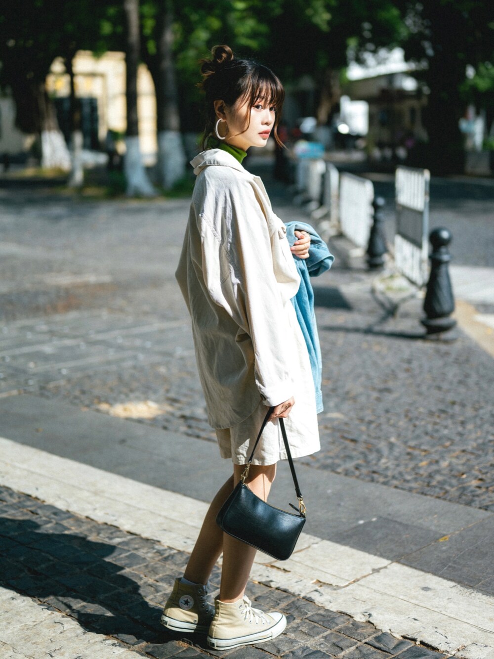 「大人カジュアル、カジュアルコーデ、春夏コーデ、春コーデ、シンプル、キレイめ、大人かわいい、白パンツ、低身長コーデ、プチプラコーデ、淡色コーデ、きれいめカジュアル、お出かけコーデ、大人女子、骨格ウェーブ」｜「HeatherのメランジＢＩＧシャツ　 830713（シャツ/ブラウス、ホワイト系）」を使った、YokiChenさん（レディース・158cm）の春コーディネートの2枚目の写真