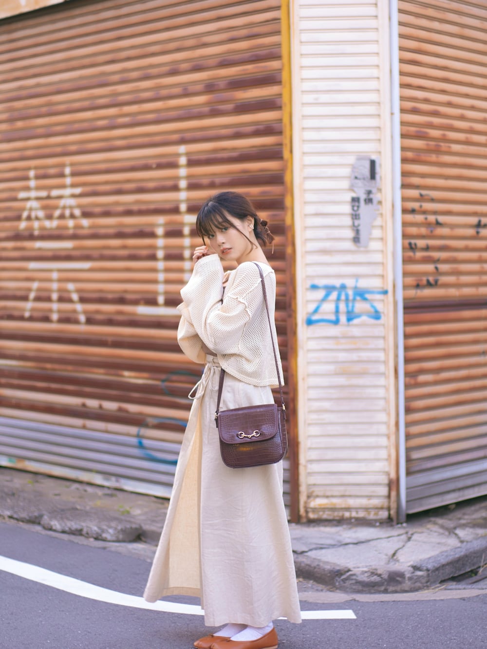 「大人カジュアル、休日スタイル、秋、きれいめカジュアル、シンプル、ラクチンコーデ、オトナカジュアル、秋色、プチプラコーデ、低身長、スカートスタイル、ブラウン、おしゃれさんと繋がりたい、ootd、秋コーデ」｜「Alumuのアイテム（トップス、ベージュ系）」を使った、YokiChenさん（レディース・158cm）の秋コーディネートの3枚目の写真