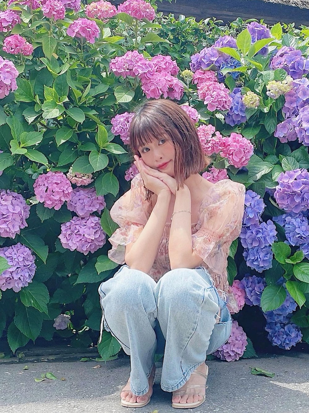 ベージュ系のシャツ/ブラウス、ブルー系のデニムパンツ、ホワイト系のトートバッグを着用したレディースの夏コーディネートの5枚目の写真