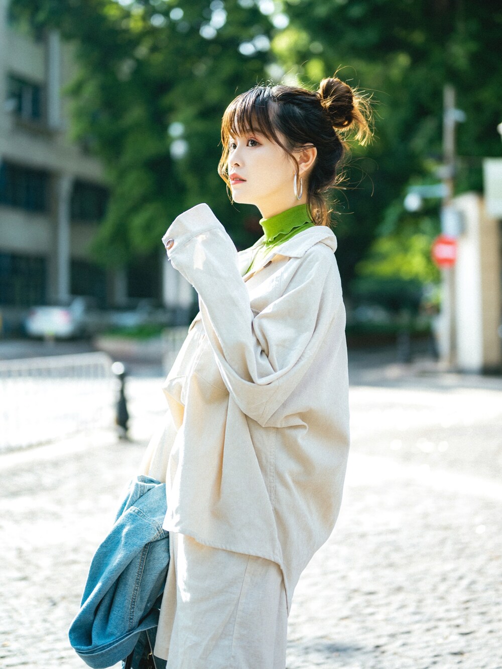 「大人カジュアル、カジュアルコーデ、春夏コーデ、春コーデ、シンプル、キレイめ、大人かわいい、白パンツ、低身長コーデ、プチプラコーデ、淡色コーデ、きれいめカジュアル、お出かけコーデ、大人女子、骨格ウェーブ」｜「HeatherのメランジＢＩＧシャツ　 830713（シャツ/ブラウス、ホワイト系）」を使った、YokiChenさん（レディース・158cm）の春コーディネートの5枚目の写真