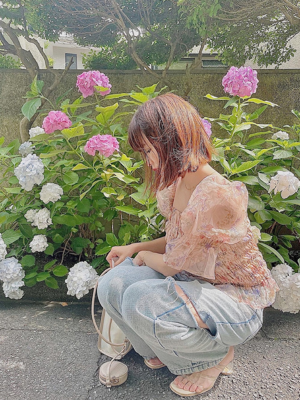 ベージュ系のシャツ/ブラウス、ブルー系のデニムパンツ、ホワイト系のトートバッグを着用したレディースの夏コーディネートの4枚目の写真
