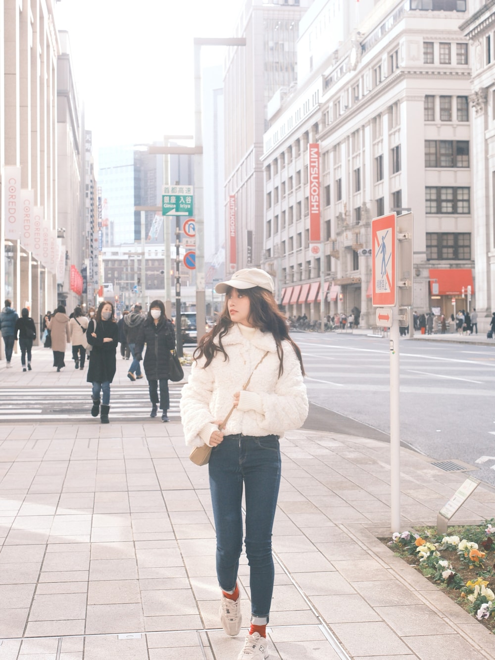 ホワイト系のジャケット/アウター、ブルー系のデニムパンツ、ホワイト系のスニーカーを着用したレディースの春コーディネートの2枚目の写真