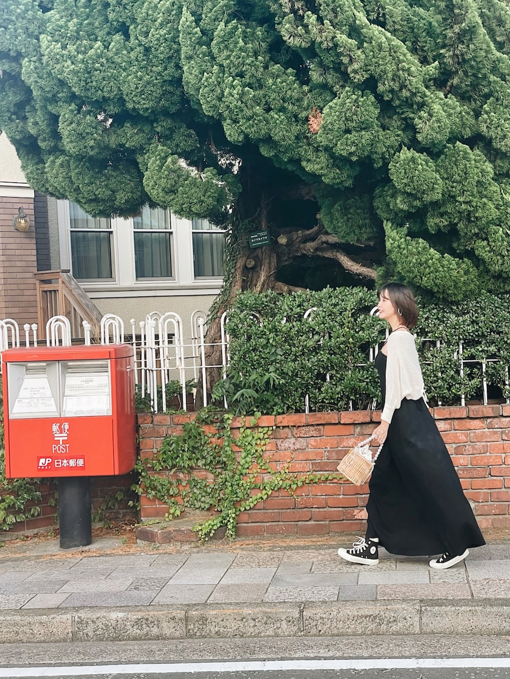 「夏コーデ、オトナカジュアル、シンプルコーデ、オトナ女子、夏、カジュアル、ワンピーススタイル、ロングスカート、低身長コーデ、低身長、プチプラコーデ、ブラック、コンバース、お洒落さんとつながりたい、真夏のアクティブスタイル」｜「Chicoのメッシュボレロカーディガン+リブキャミSET（カーディガン/ボレロ、ホワイト系）」を使った、YokiChenさん（レディース・158cm）の夏コーディネートの3枚目の写真