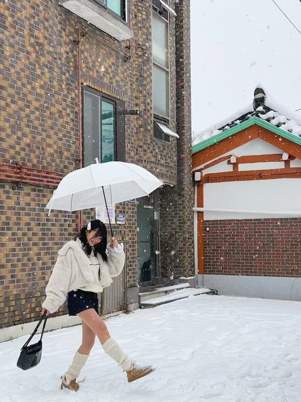 「ファッションを楽しもう、シンプル、お洒落さんとつながりたい、きれいめカジュアル、冬ファッション、今日のコーデ、冬のコーデ、厚底ブーツ、スカートコーデ、シンプルコーデ、ゆるコーデ、冬服コーデ、オトナ女子、コーデ記録、低身長女子」｜「Chicoの【2サイズ展開】ファーショートジャケット（ブルゾン、ホワイト系）」を使った、YokiChenさん（レディース・158cm）の冬コーディネートの2枚目の写真