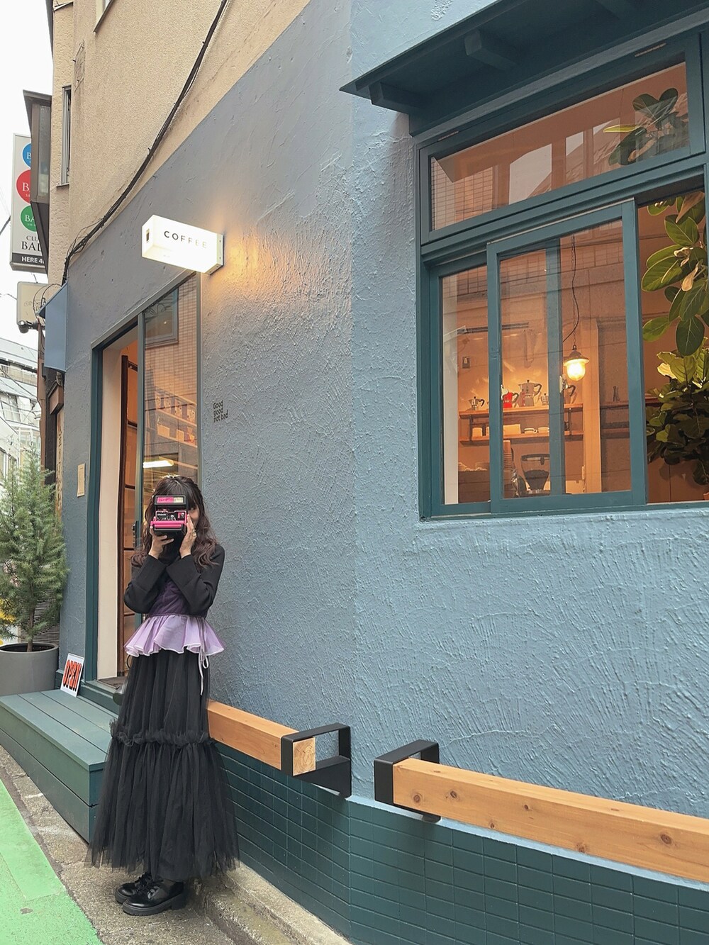 「春服デビュー宣言、春服コーデ、オトナカジュアル、大人女子、休日コーデ、オトナカワイイ、キレイめ、ブラック、ロングワンピース、骨格ウェーブ、重ね着、黒コーデ、私の推しブランド、プチプラ、シンプルコーデ」｜「LA BELLE ETUDEのペプラムビスチェ（ベスト、パープル系）」を使った、YokiChenさん（レディース・158cm）の春コーディネートの2枚目の写真