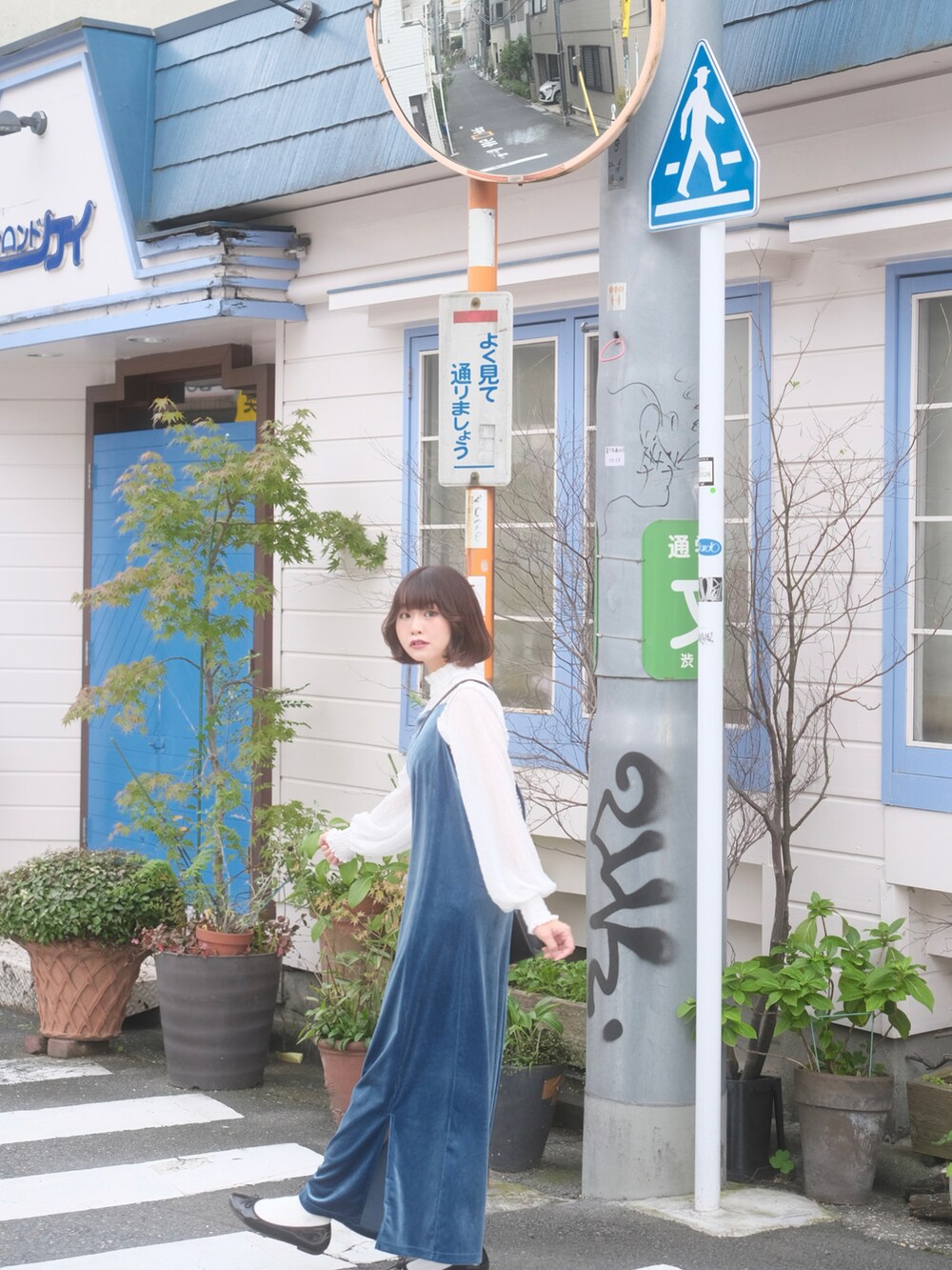 ブルー系のワンピース、ホワイト系のシャツ/ブラウスを着用したレディースの秋コーディネートの3枚目の写真