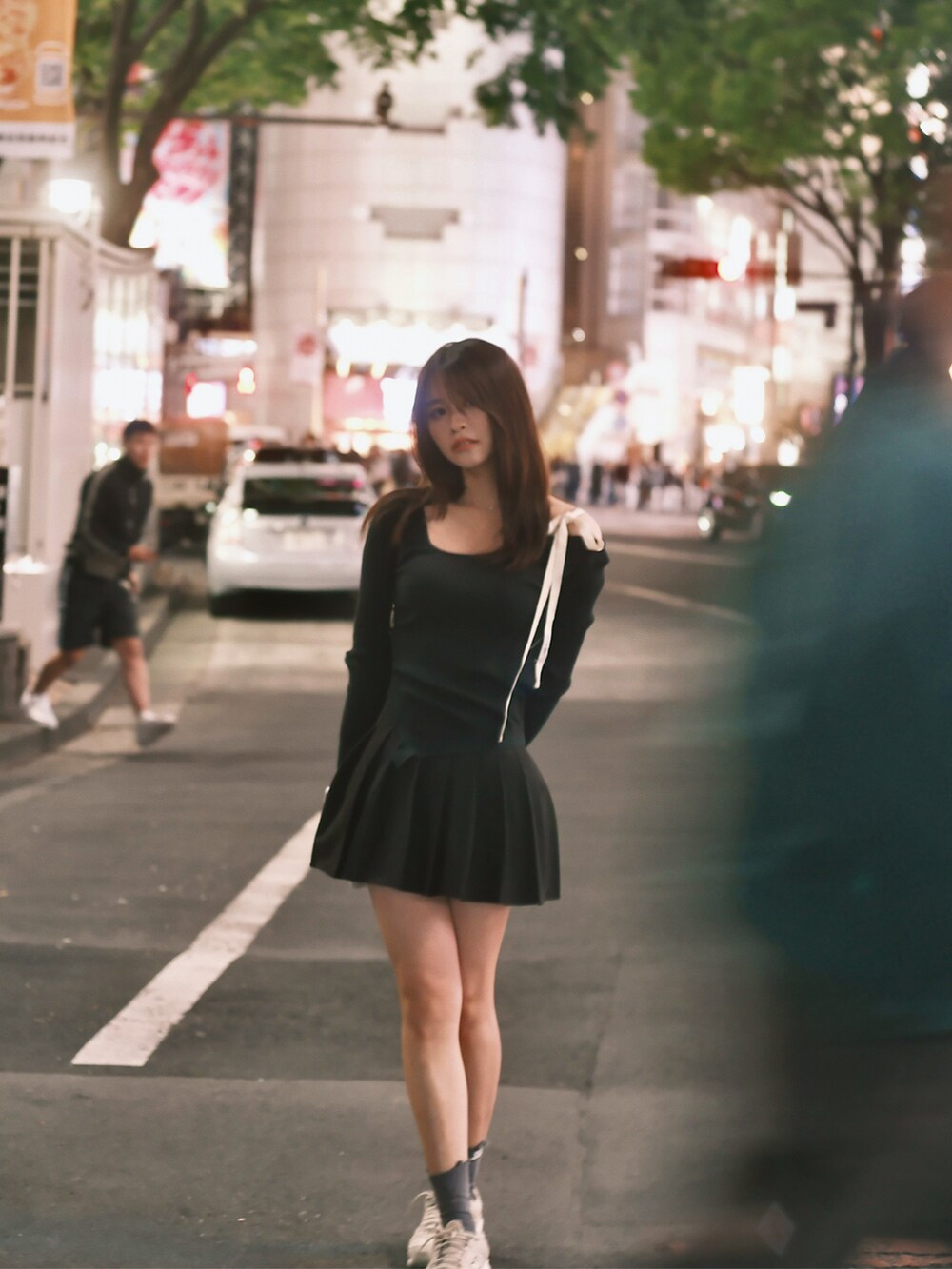「大人かわいい、今日のコーデ、お洒落さんとつながりたい、韓国ファッション、ブラックコーデ、韓国好きな人と繋がりたい、韓国スタイル、韓国系、シンプルコーデ、スニーカーコーデ、プチプラ、キレイめ、大人カジュアル、骨格ウェーブ」｜「GLOWNYのアイテム（トップス、ブラック系）」を使った、YokiChenさん（レディース・158cm）の春コーディネートの3枚目の写真